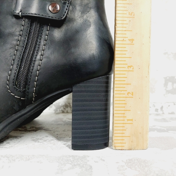 NEW Clarks Bayla Glow Black Leather Block Heel Ankle Boots K395 - Picture 2 of 12